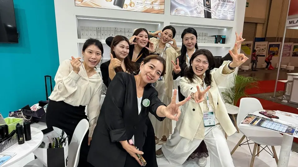 品茉儿团队在雅加达美博展展位前合影