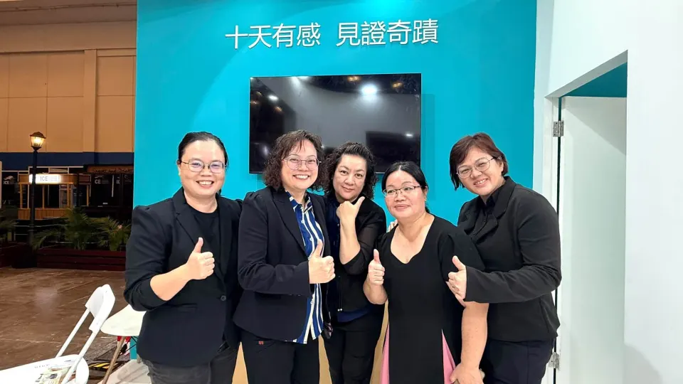 茉宝们在展位形象墙前比赞合影