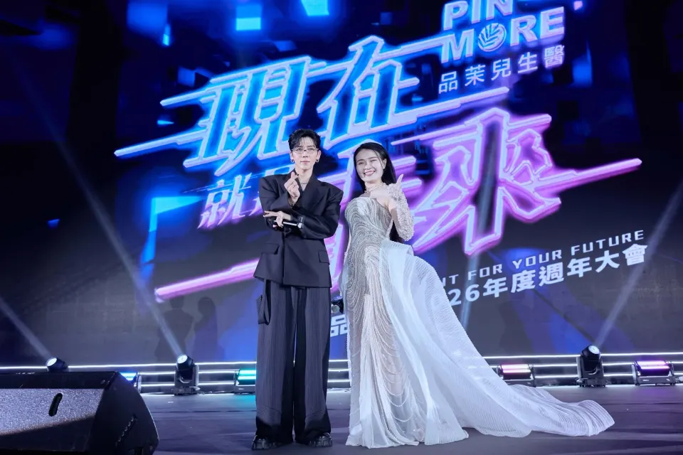 「現在，就是未來」主視覺前的舞台合影